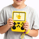 Console rétro portable Retro One™ tenue en main avec sa coque silicone jaune