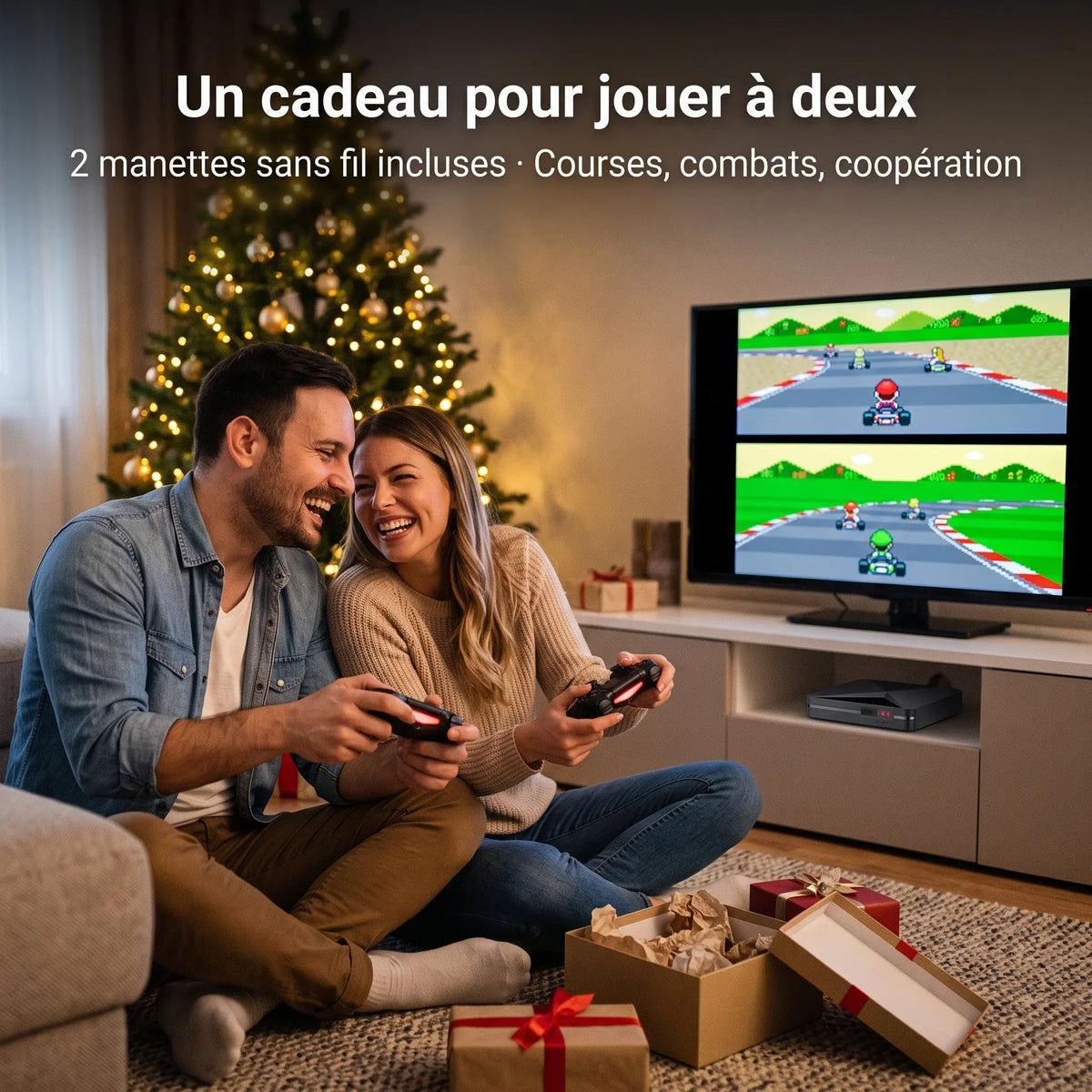 Un cadeau pour jouer à deux – 2 manettes sans fil incluses : courses, combats, coopération. Couple qui joue à la console de salon rétro Retro One™ devant le sapin.