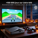 +100 000 jeux sur votre télé – Branchement HDMI · 2 manettes sans fil · Jeux déjà installés. Console de salon Retro One™ S et ses 2 manettes un soir d'Halloween, citrouilles et bougies.