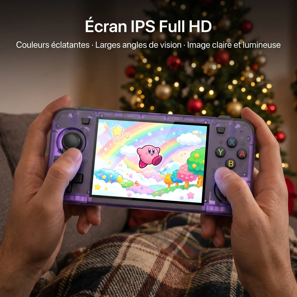 Écran IPS Full HD – couleurs éclatantes, larges angles de vision, image claire et lumineuse. Console rétro portable Retro One™ violette, partie de Kirby devant le sapin de Noël.